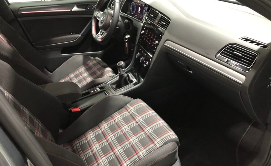 VOLKSWAGEN Golf GTI Performance 245