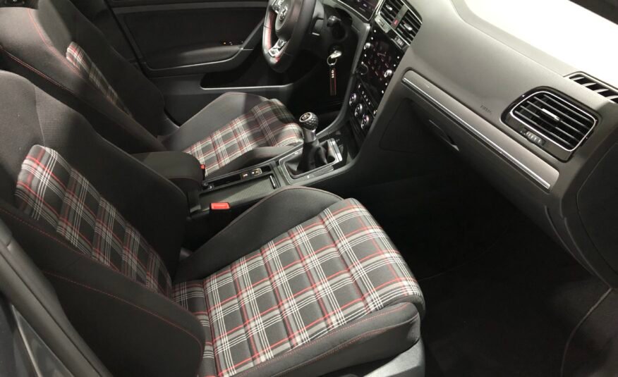 VOLKSWAGEN Golf GTI Performance 245