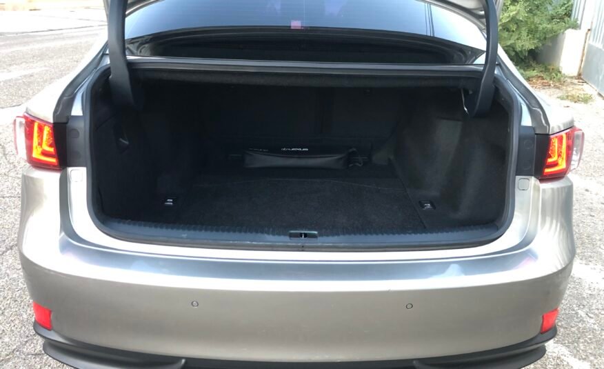 Lexus IS300h Hybrid