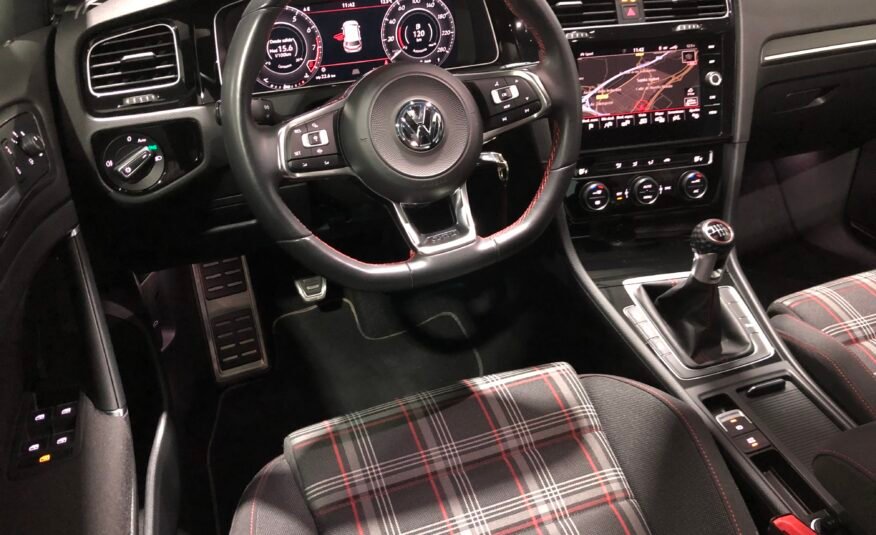 VOLKSWAGEN Golf GTI Performance 245