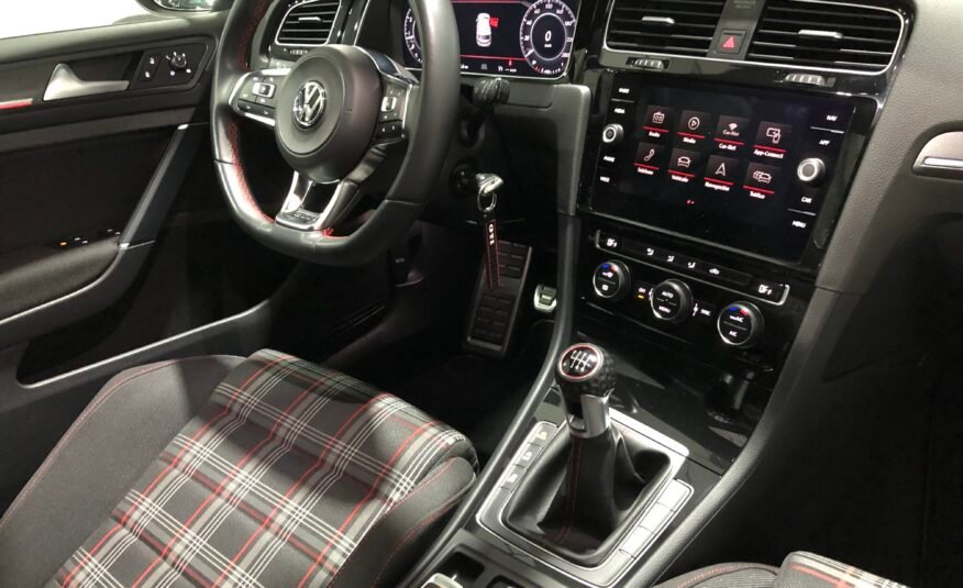VOLKSWAGEN Golf GTI Performance 245