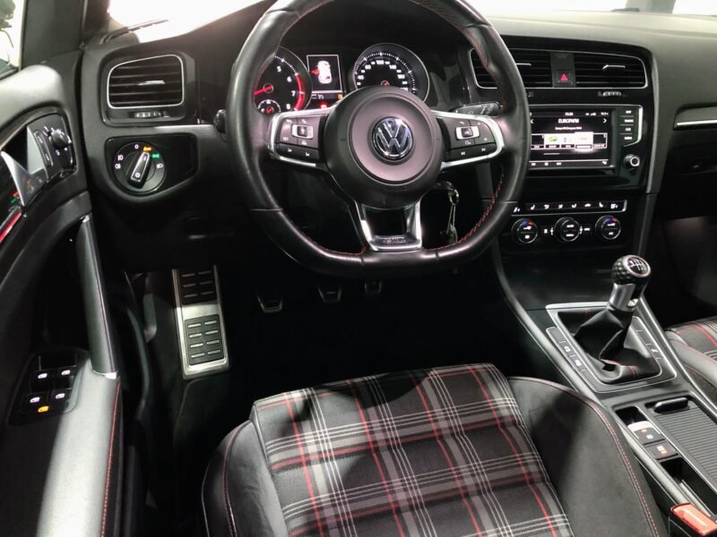 VOLKSWAGEN Golf GTI 230 PERFORMANCE
