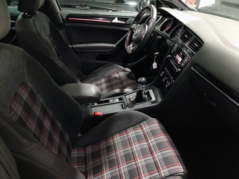 VOLKSWAGEN Golf GTI 230 PERFORMANCE