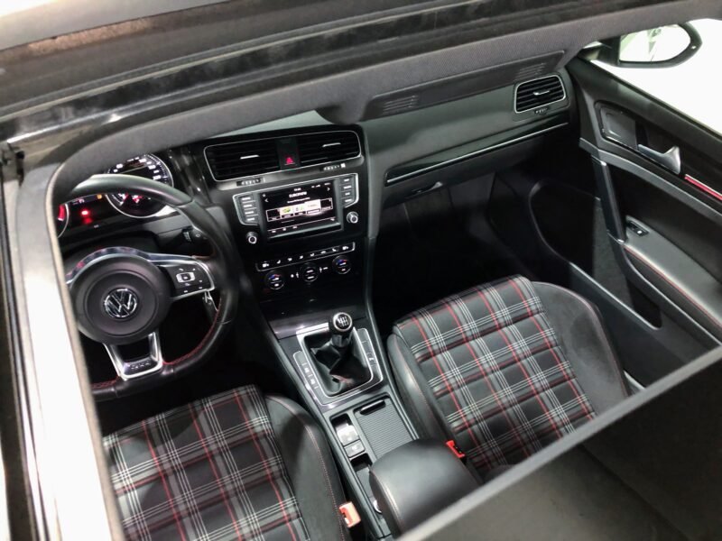 VOLKSWAGEN Golf GTI 230 PERFORMANCE