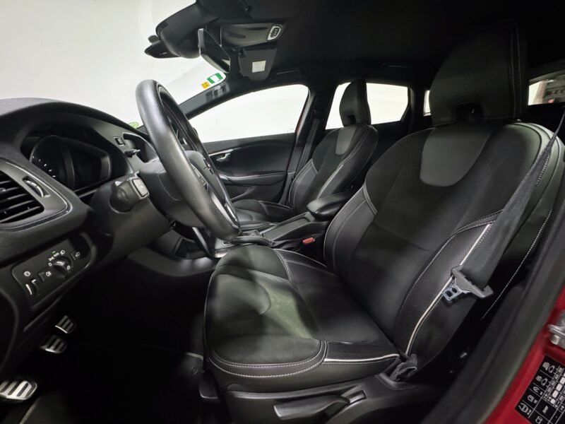 VOLVO V40 T3 R-Design