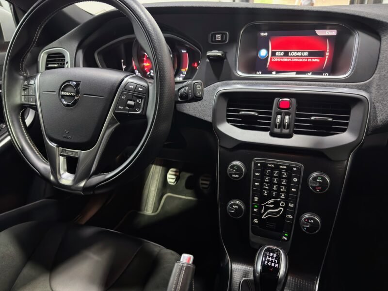 VOLVO V40 T3 R-Design